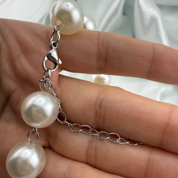 White Pearl shimmer color silver statement adjustable Necklace - Picture 4 of 10